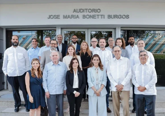 U.S. Ambassador tours Grupo SID facilities, highlights bilateral trade opportunities