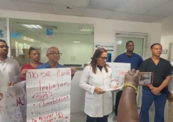 Protests over precarious conditions at the Barsequillo Hospital in Haina