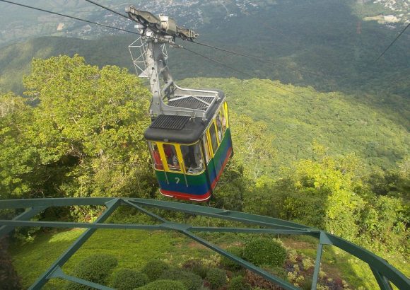 Vendors on Isabel de Torres Mountain report losses exceeding RD$500 million due to the cable car closure