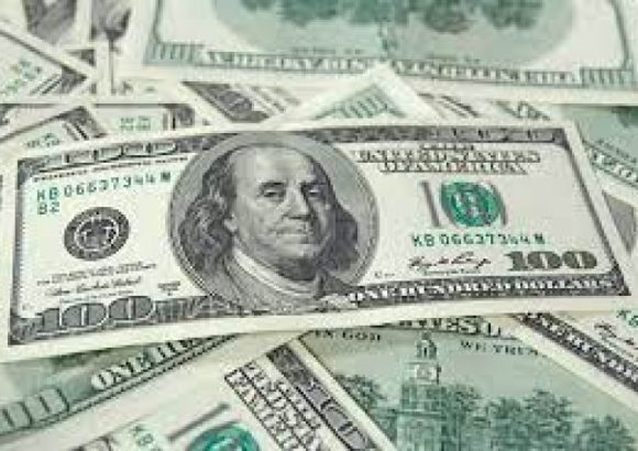 Why are more and more Dominicans deciding to save in dollars?