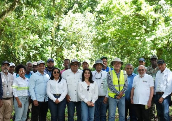 They carry out a reforestation and cleaning day in river basins in Cotuí