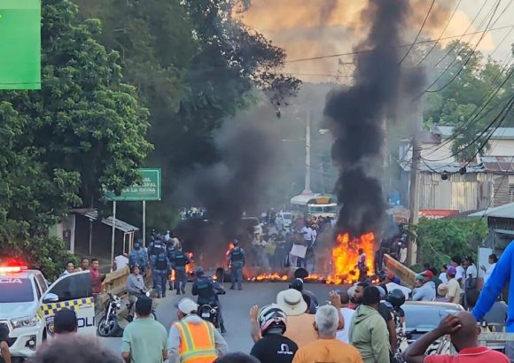 Residents protest in Licey al Medio demanding justice for Carolay Taveras