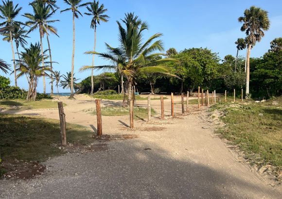 Inversiones Calpe installs bollards at Playa Encuentro property following court rulings