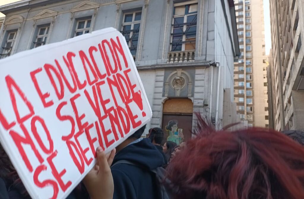 Chileans protest against education cuts